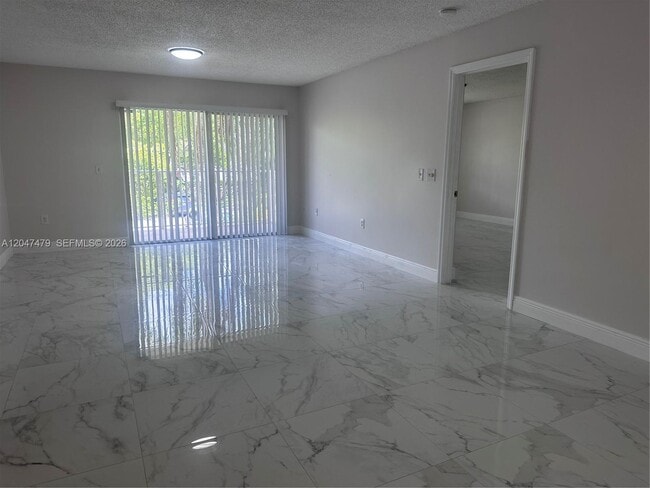 Building Photo - 5011 Wiles Rd Unit 207