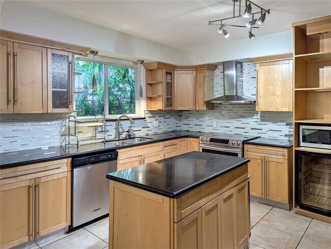 Photo - 6140 Pine Tree Dr