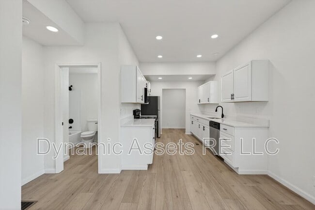 Building Photo - 544 E 23rd St