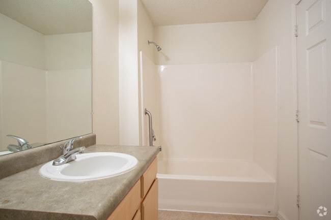 2BR, 2BA - 962 SF