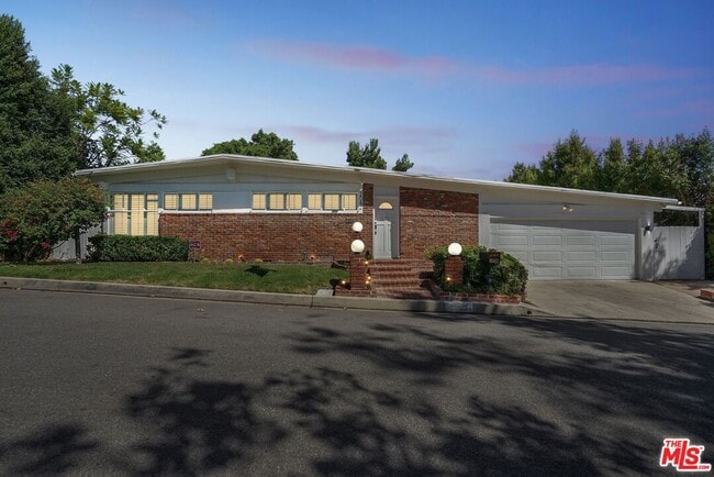 Photo - 2042 Linda Flora Dr House