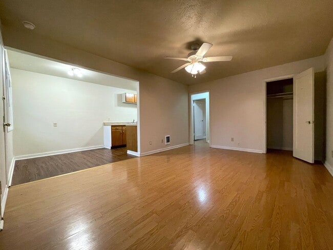 Photo - Charming 1 bedroom available in Woodlawn T... Unidad #15