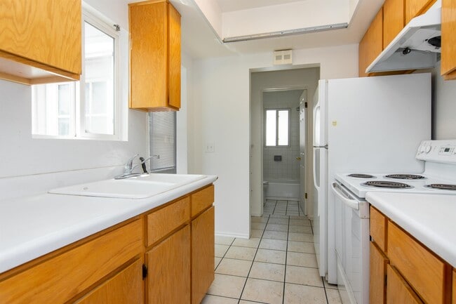 2002 View St E