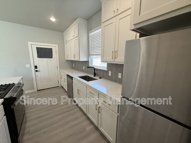 Building Photo - 2008 NW 27th St Unit #C Rental