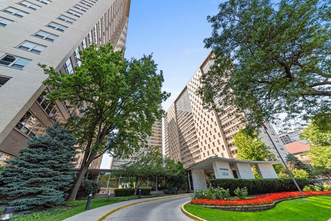 Building Photo - 3950 N Lake Shore Dr Rental