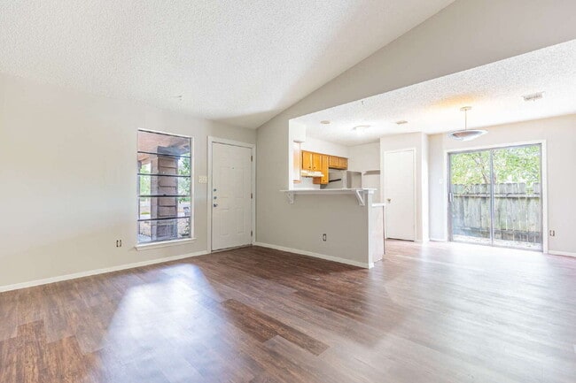 Photo - 6201 Berkett Cove Unidad A