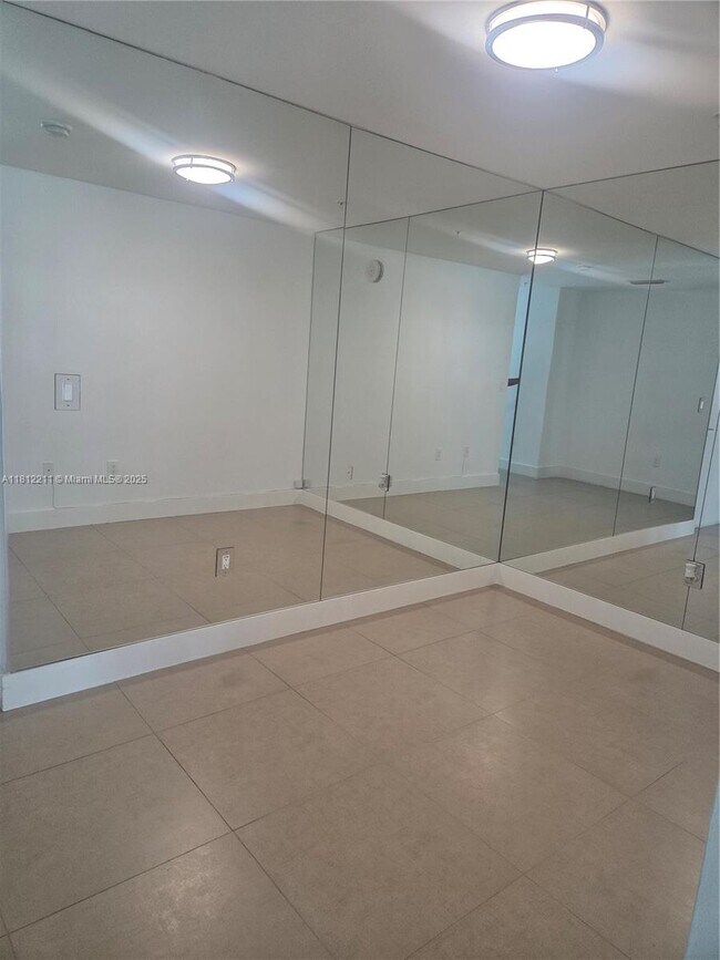 Photo - 79 SW 12th St Unidad 2409