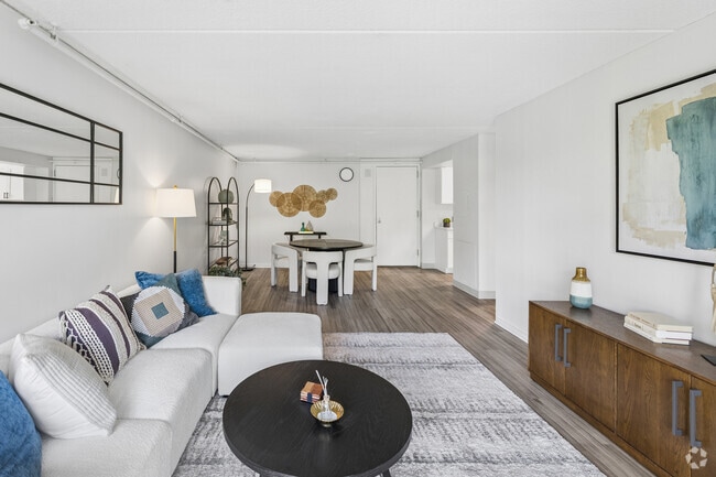 2BR, 1BA - 897SF - Living Room