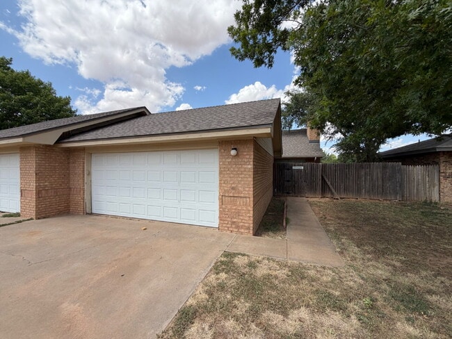 Building Photo - Townhome Located In Shadow Hills Near Take-Out, Walmart & Minutes from W. Loop 289 Access!