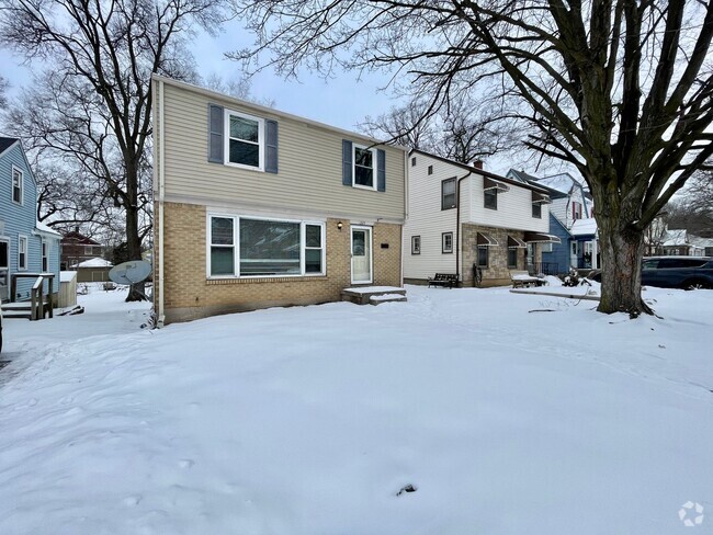 Building Photo - Four Bedroom House in Southeast Grand Rapids