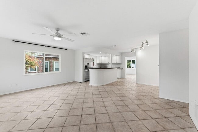 Building Photo - 766 20th Ave N