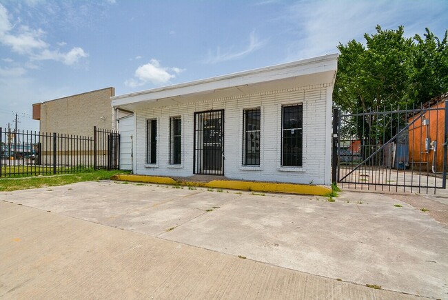 Building Photo - 1804 N Main St