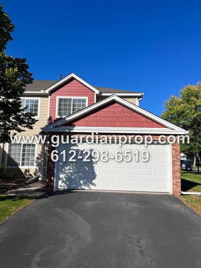 Building Photo - End Unit Townhouse Available October 1st, ...