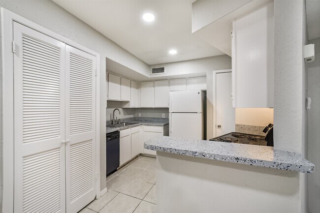 Photo - 10811 Richmond Ave Unidad 65
