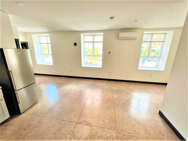 Building Photo - 480 S Salina St Rental
