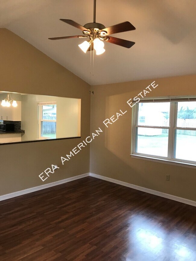 Photo - 912 Spruce Ct