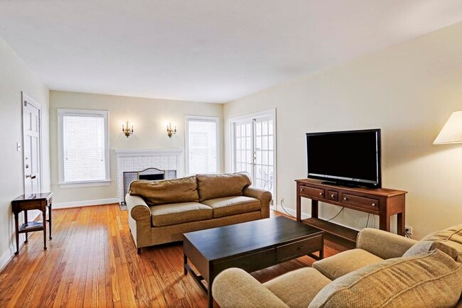 Photo - 2313 Wroxton Rd