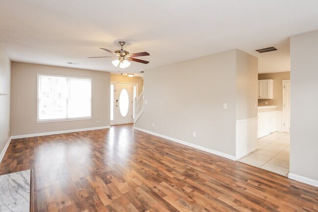 Photo - 460 Heathgate Dr SW