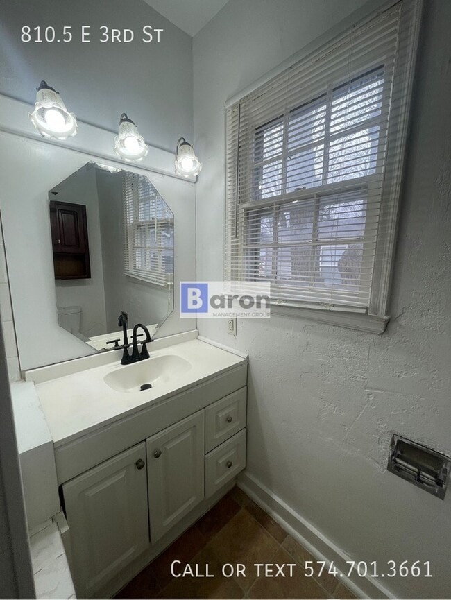 Photo - 810.5 E 3rd St