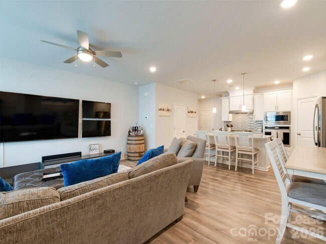 Photo - 3329 Ada Ml Aly