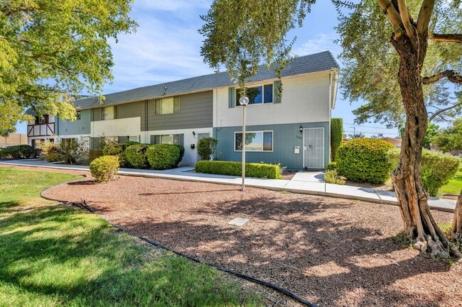 Building Photo - SE!!! Townhouse, Community Pool, Clubhouse...
