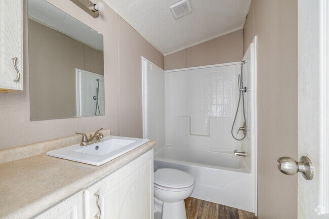 3BR, 2BA - 924SF - Bathroom