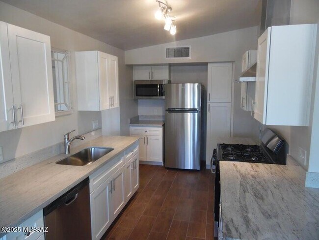 Photo - 808 E Waverly St