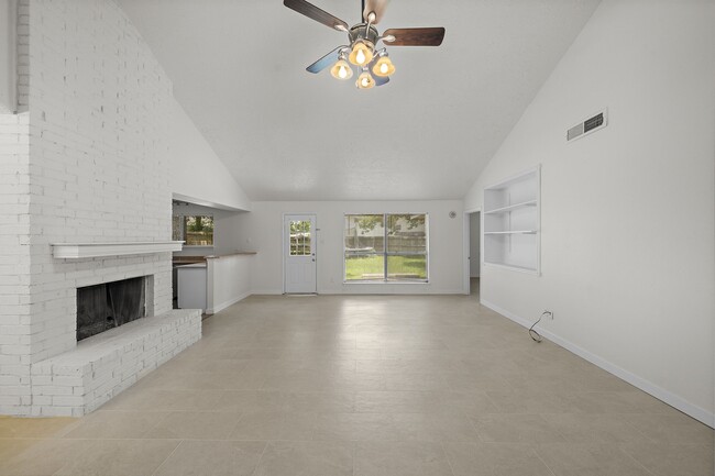 Photo - 13815 Grosvenor St