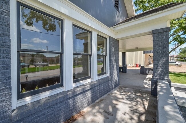 Photo - 404 W Main St