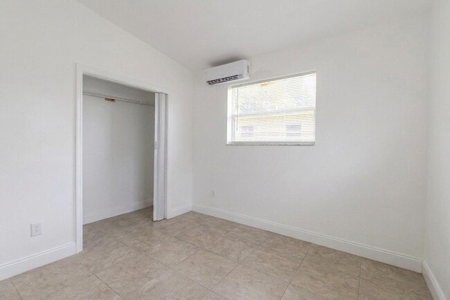 Building Photo - 630 NW 15th Terrace Unit 1-2