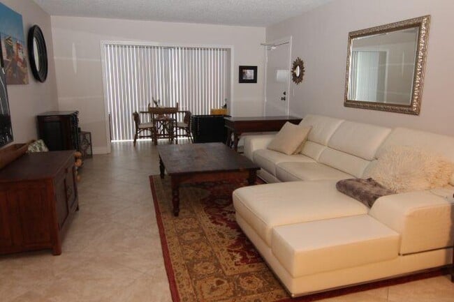 Building Photo - 6219 Bay Club Dr Unit 2