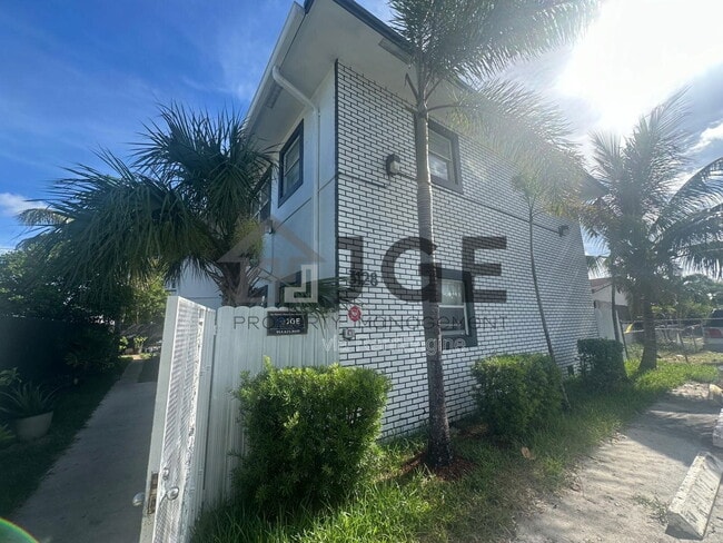Building Photo - 3128 SW 12th Pl Unit 3
