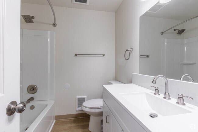2BR, 1BA - 825SF - Bathroom
