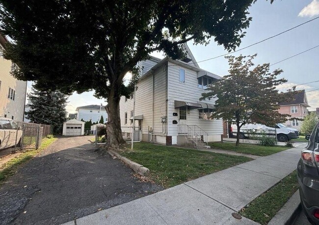 Font house - 302 Wallington Ave Apartments Unit 2