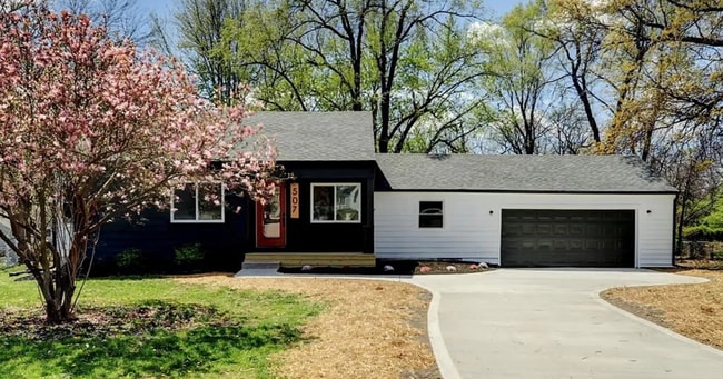 Building Photo - Beautifully remodeled 4-bedroom, 2-bath ho... Rental