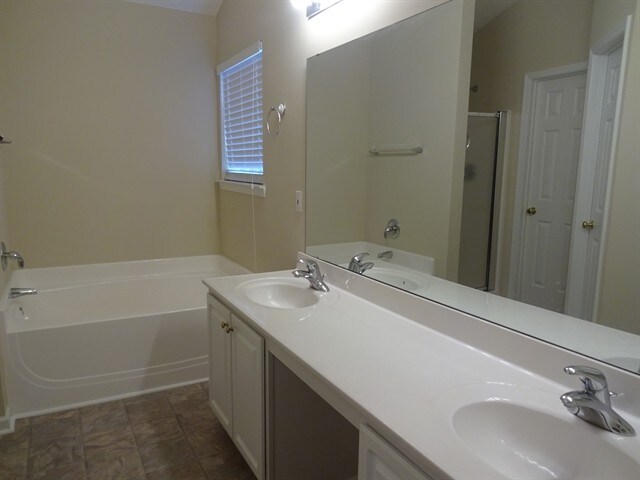 Photo - 204 Appleton Ln