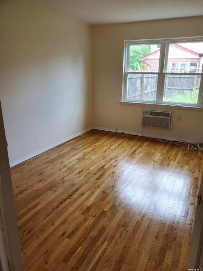 Photo - 88-05 Pontiac St