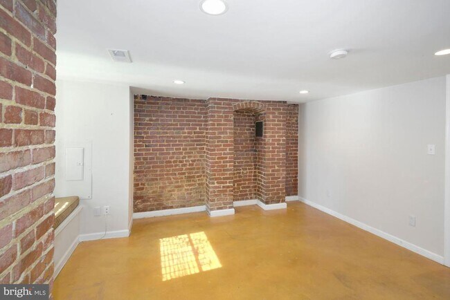 Photo - 2721 Ontario Rd NW