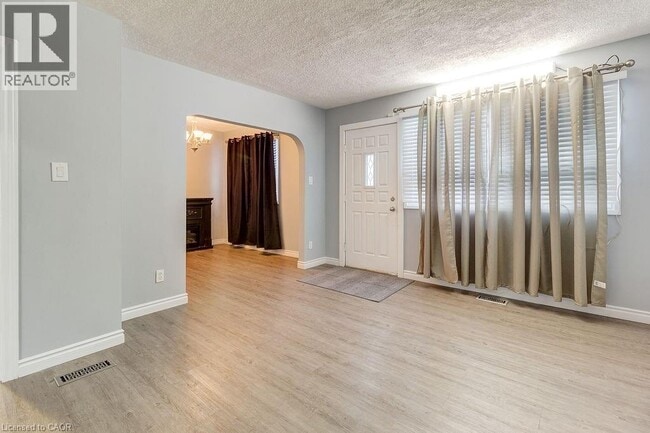 Photo - 687 Britannia Ave