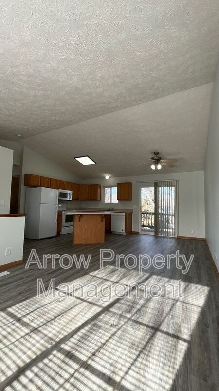 Photo - 338 W Irving St