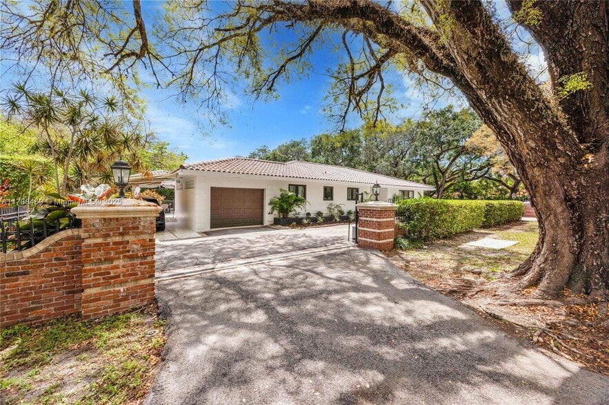 2325 Alhambra Cir