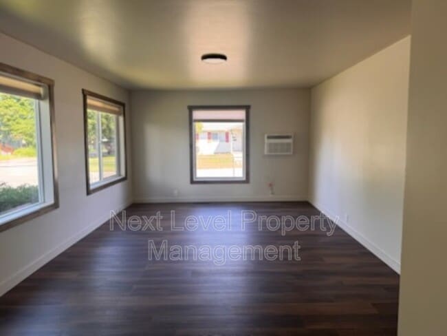 Photo - 1003 6th Ave W