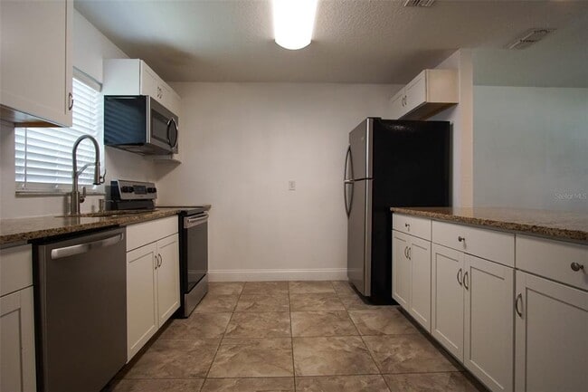 Photo - 217 Maple St W