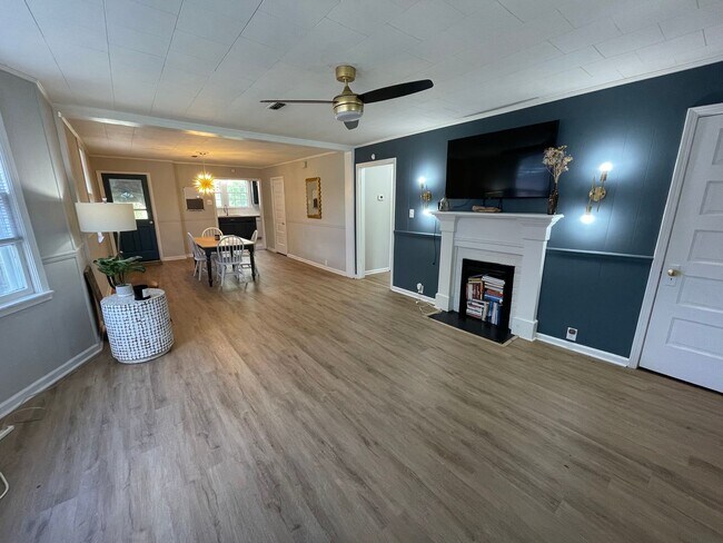 Photo - Large 2/1 House in Celanese- $1,495