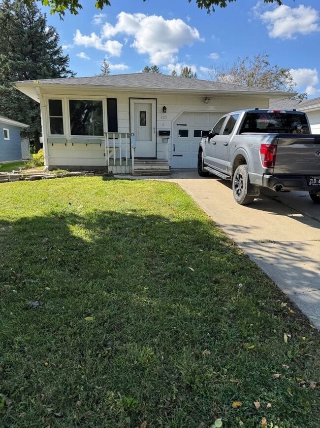 Building Photo - House For Rent