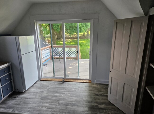 Cocina con vista a la terraza trasera - 295 5th St