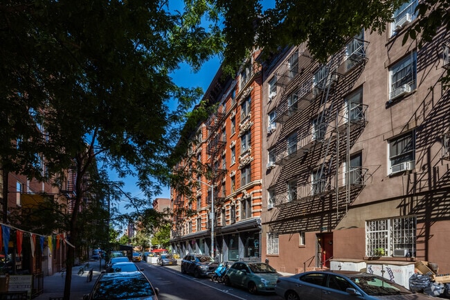 Esquina suroeste - 72-74 Thompson St