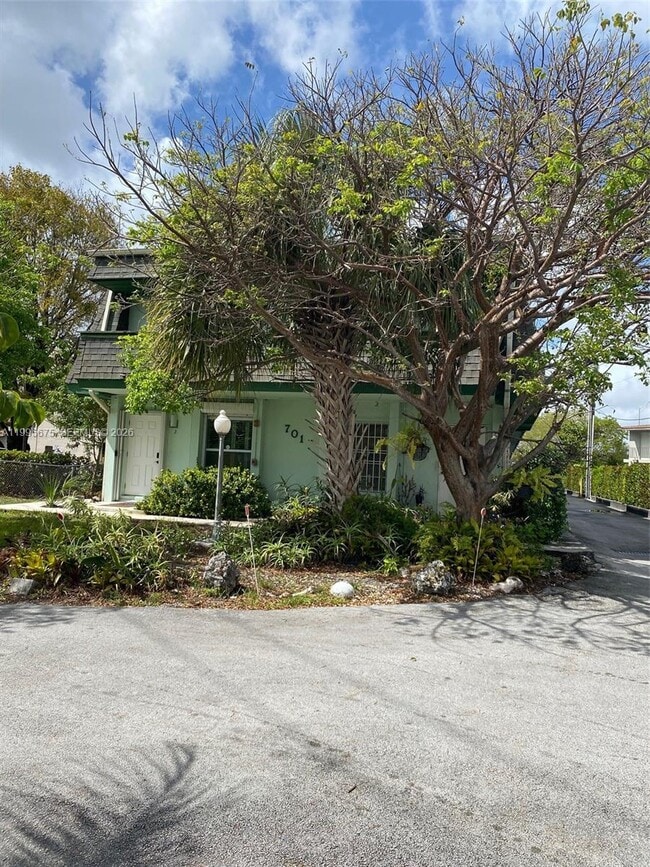 Building Photo - 701 S Royal Poinciana Blvd Unit 8