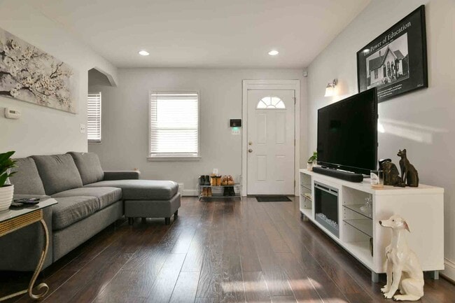 Building Photo - 132 35th St NE