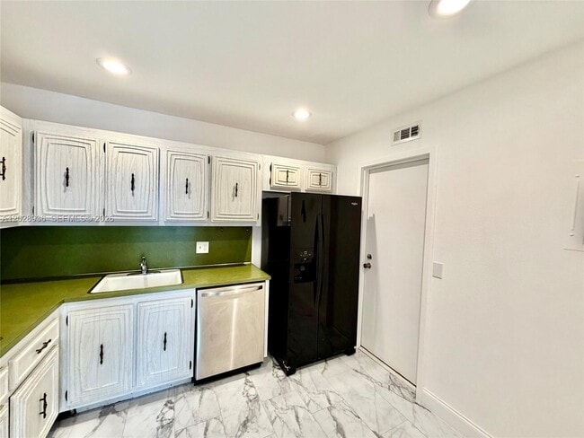 Building Photo - 2101 S Ocean Dr Unit 306